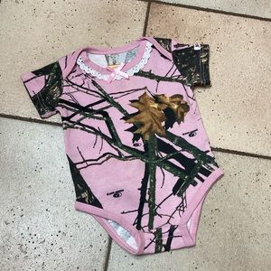 Camouflage onesie,in excellent preowned condition. Size 6 months